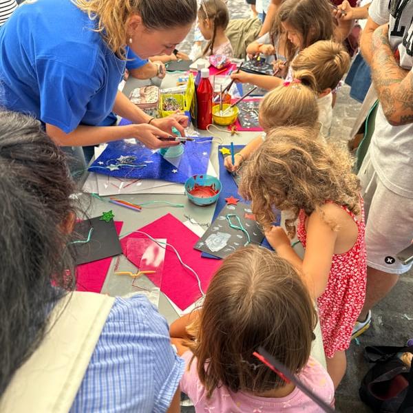 Children Bees en un taller de pintura creativa para niños y niñas